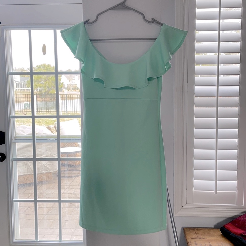 Off the shoulder body central dress